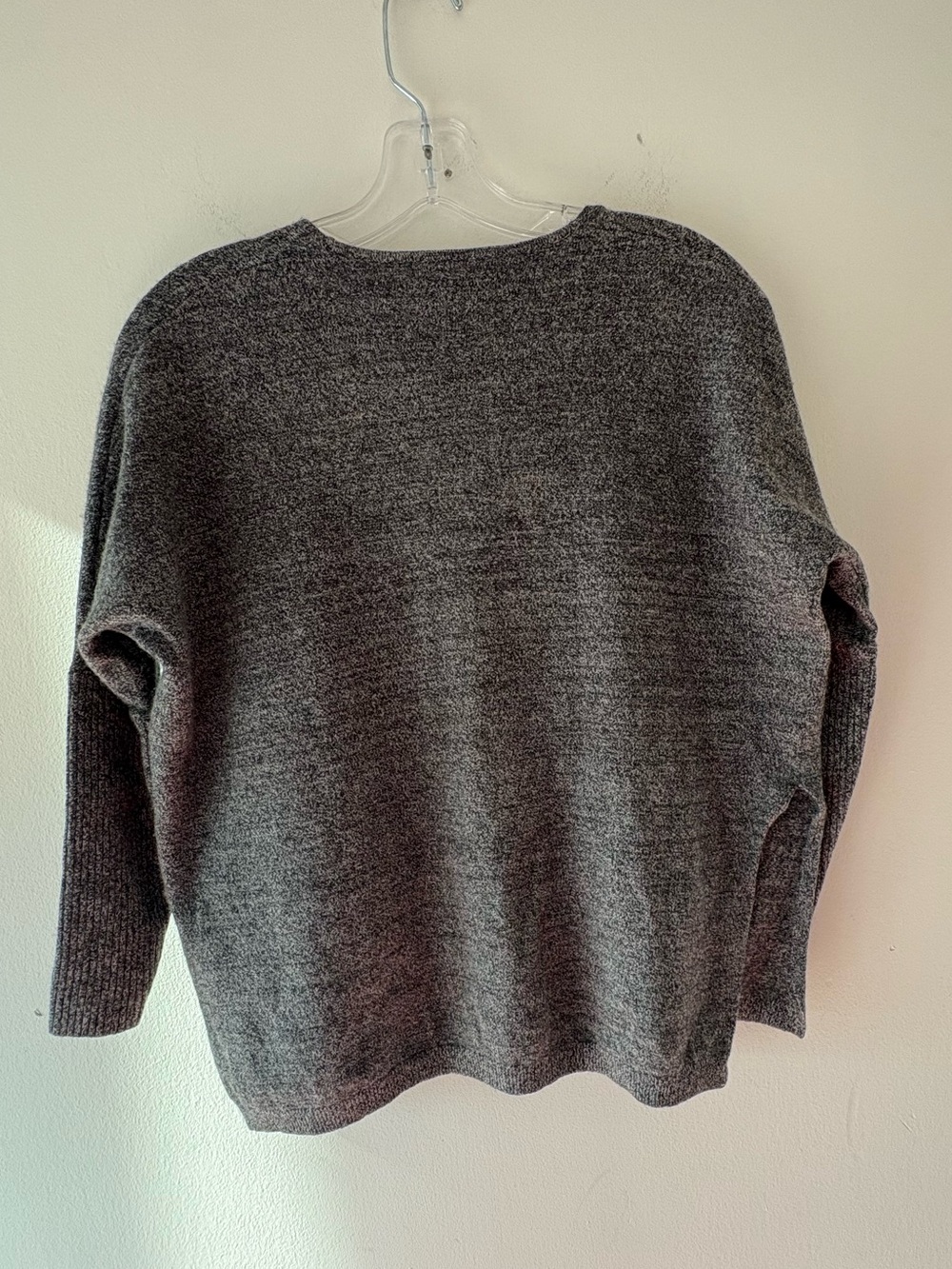 Aritzia Babaton Baylor Sweater V-Neck Relaxed Knit front welt pockets grey - Picture 4 of 11